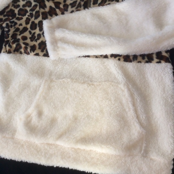 NWOT Soft Leopard Youth 1/2 Zip, Sz L(18-20) - Picture 7 of 8